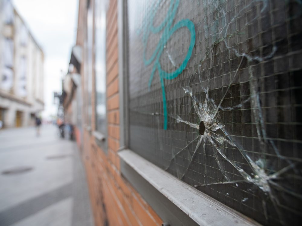 Pellicule anti-graffiti Tekton Fortis Graffiti sur vitrine commerciale endommagée, Montréal