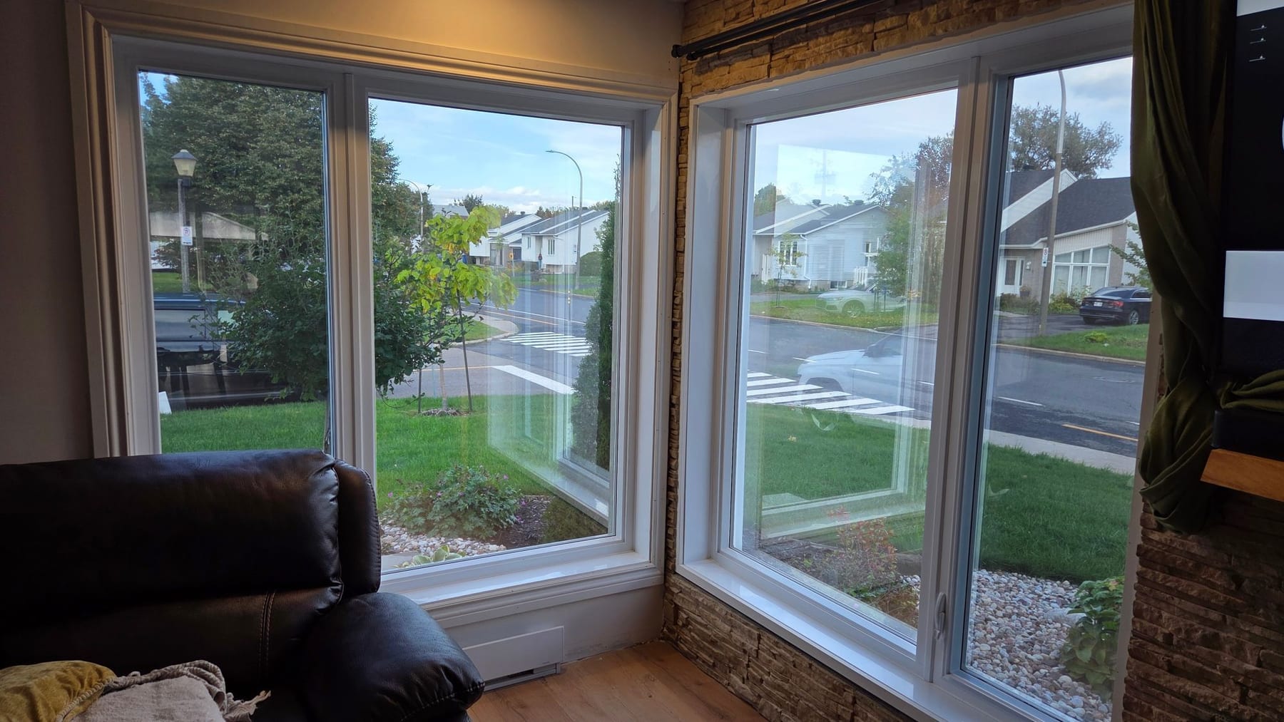 Coin salon vu de l’intérieur après la pellicule : la vue sur la rue reste dégagée, rideau ouvert
